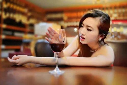 哪些明星晚上爱喝红酒,这些明星偏爱红酒时光