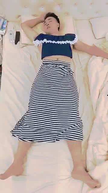 老公把老婆的衣服脱,老公与老婆的甜蜜瞬间