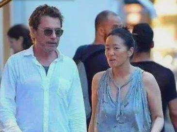 巩俐老公比她大几岁,相差几岁成就美满姻缘